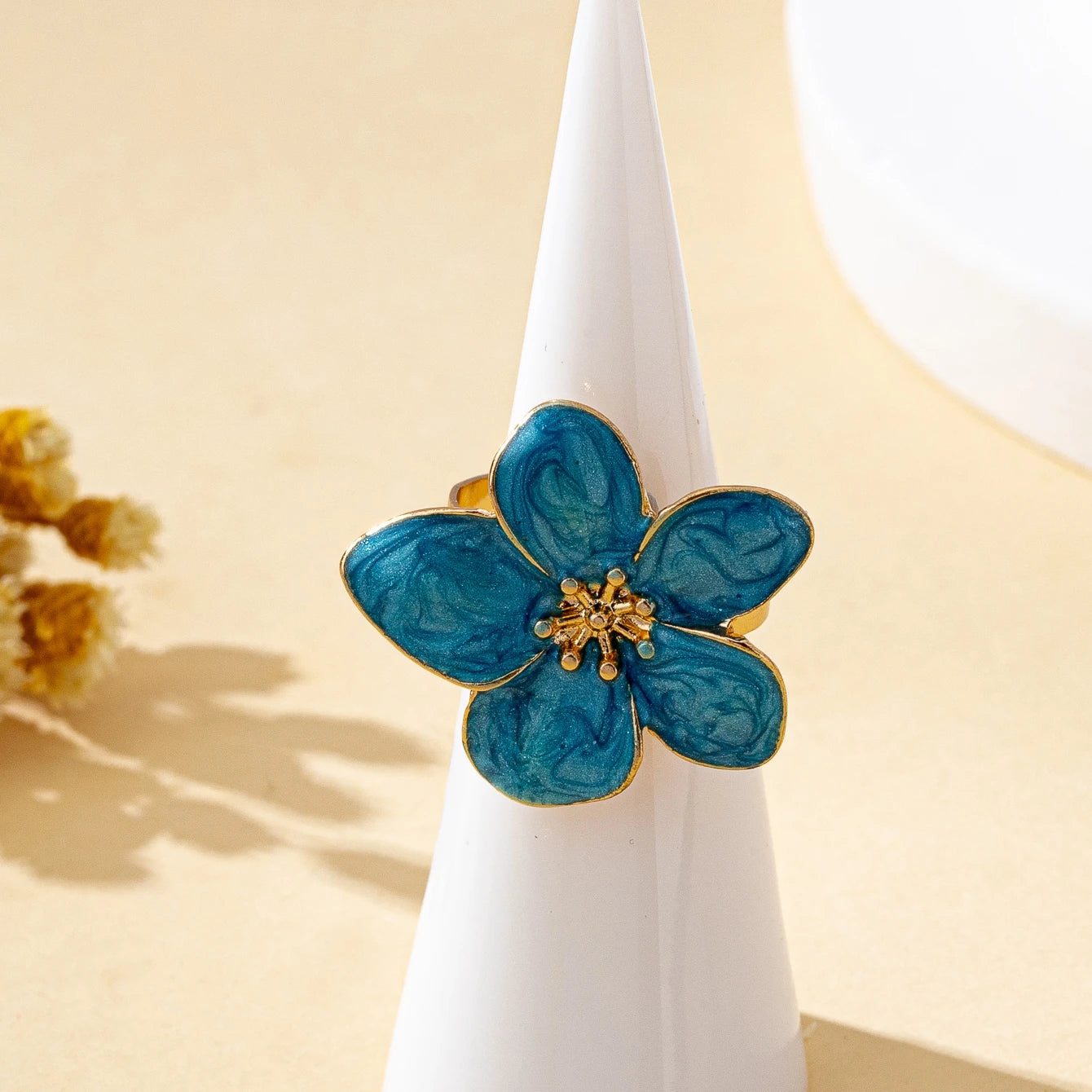 A Women's Open Ring with Flowers in Various Colors to Choose From, a Colorful and Fashionable Open Ring Suitable for Daily Wear and Holidays