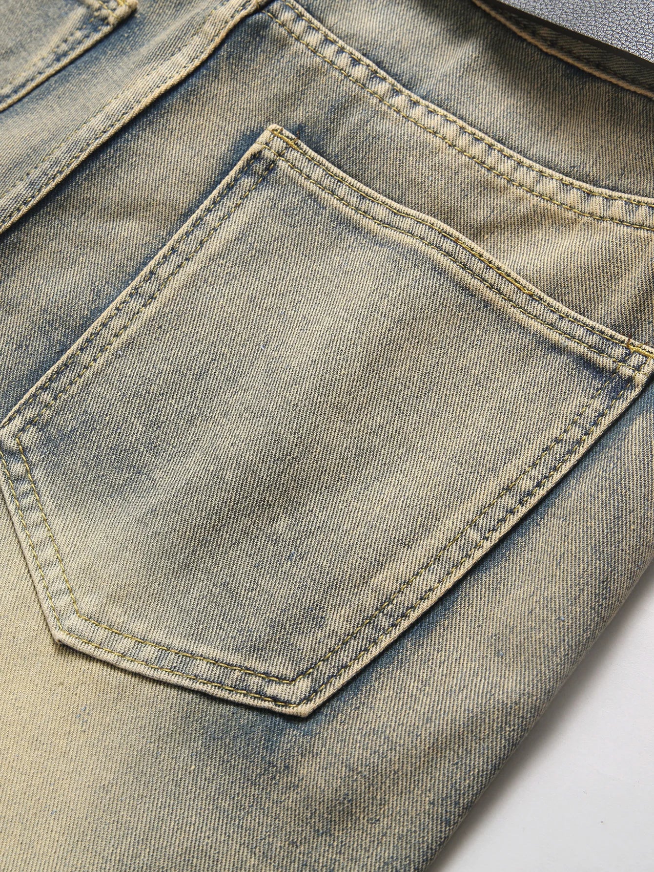 Men’s trendy street style straight-leg workwear non-stretch jeans.