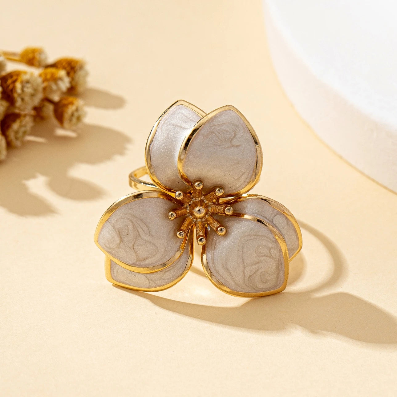 A Women's Open Ring with Flowers in Various Colors to Choose From, a Colorful and Fashionable Open Ring Suitable for Daily Wear and Holidays