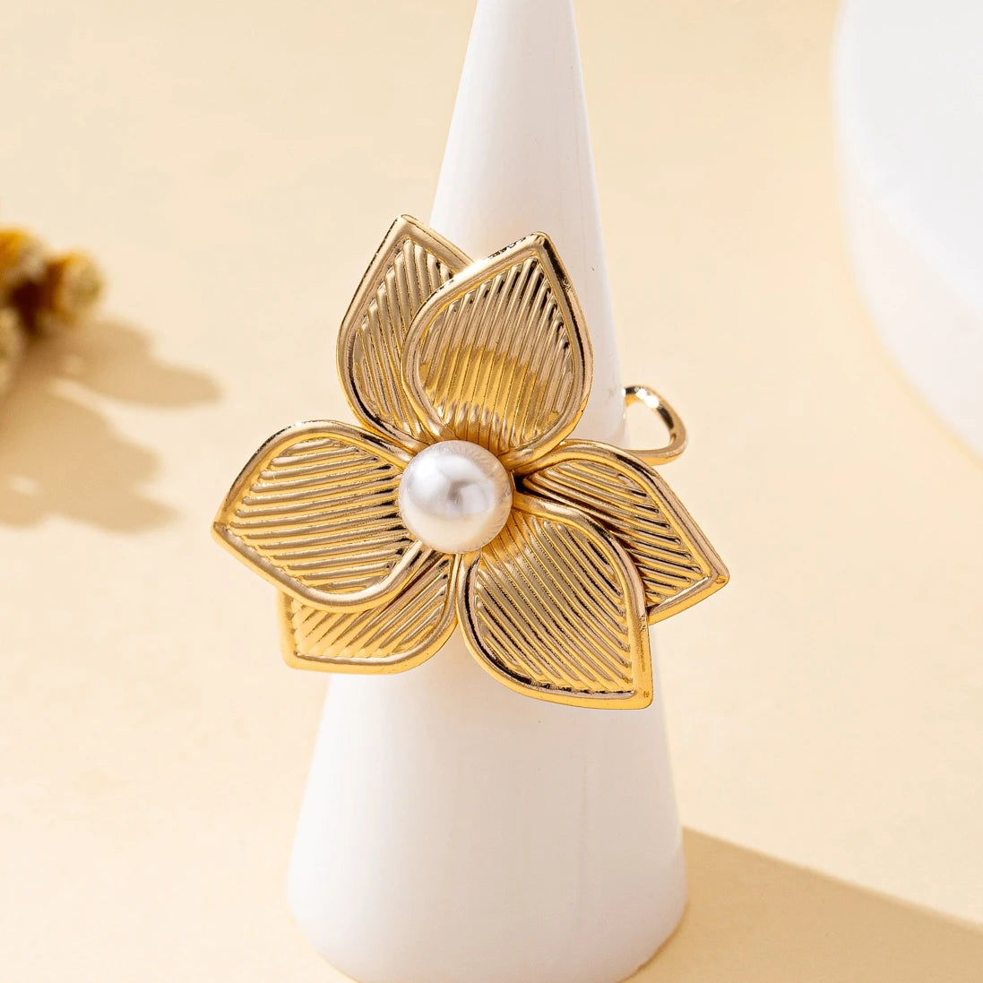 A Women's Open Ring with Flowers in Various Colors to Choose From, a Colorful and Fashionable Open Ring Suitable for Daily Wear and Holidays