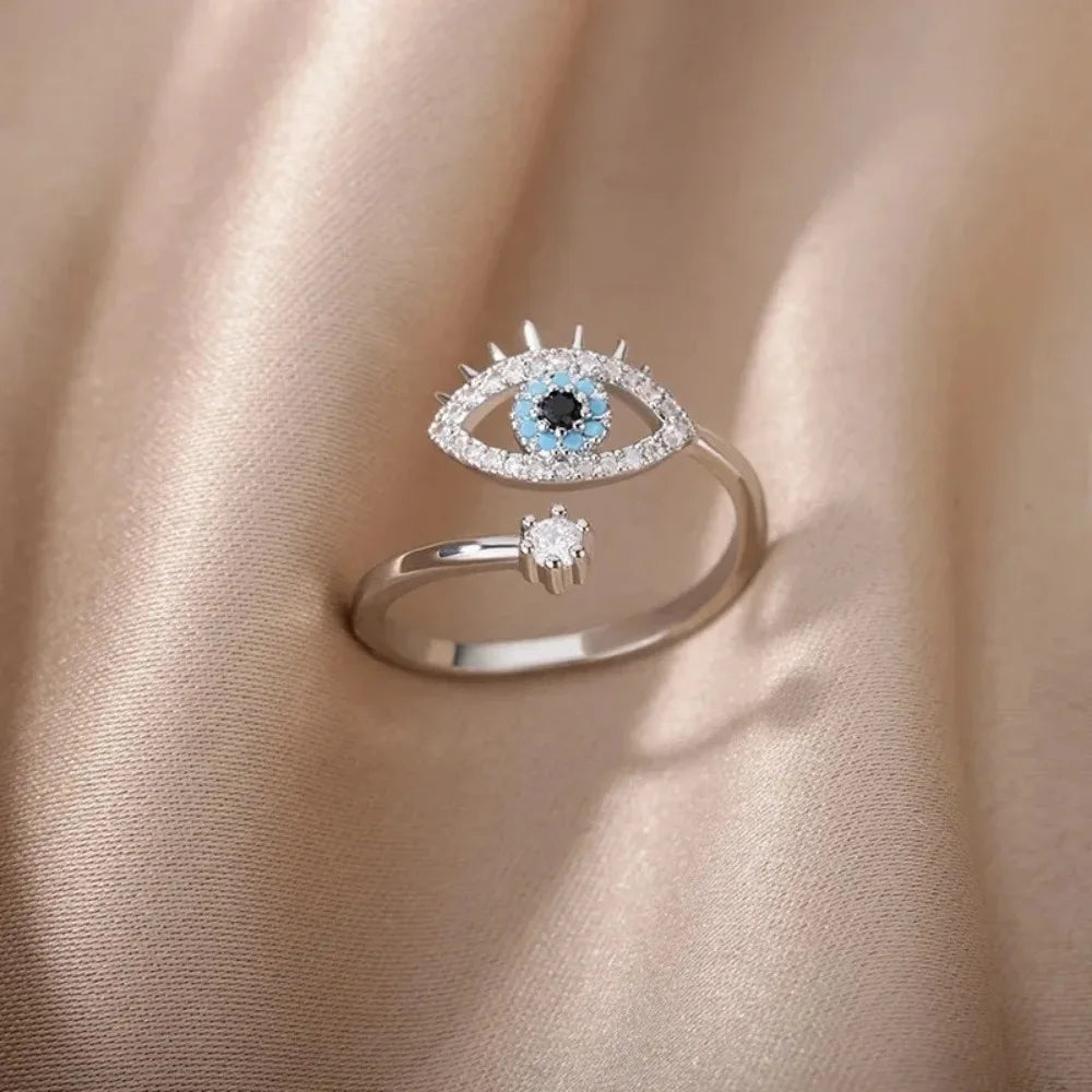 A blue-eyed ring - a simple, elegant, and fashionable piece of jewelry with a unique personality.