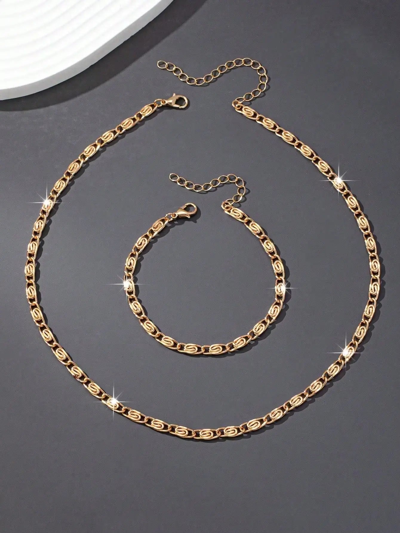 A Set of Sexy and Casual Women's Necklaces and Bracelets, Fashionable, Personalized and Versatile Women's Jewelry Set