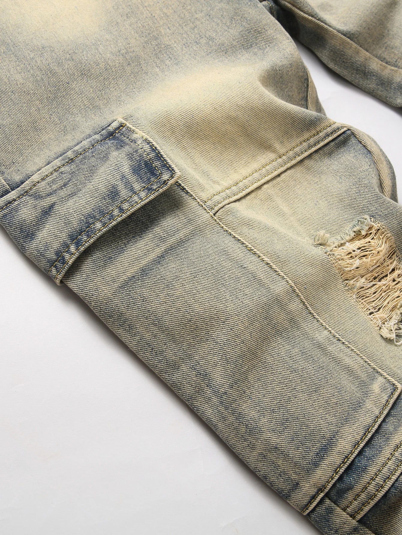 Men’s trendy street style straight-leg workwear non-stretch jeans.