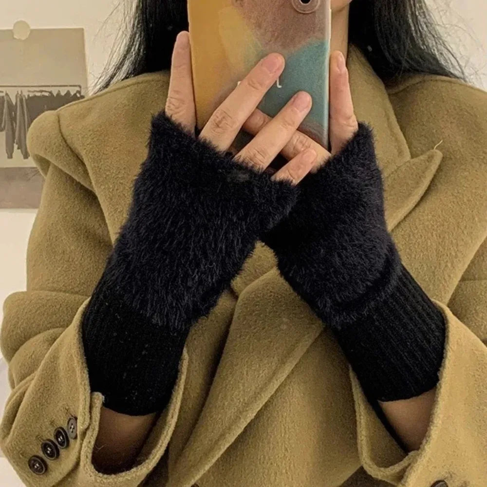 Women's warm and protective half-finger gloves suitable for spring, autumn and winter. Soft and comfortable.