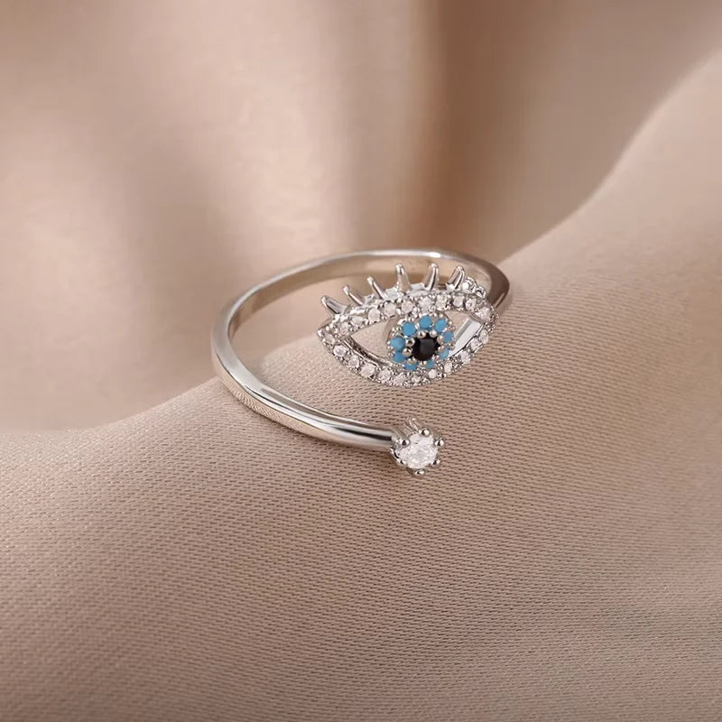A blue-eyed ring - a simple, elegant, and fashionable piece of jewelry with a unique personality.