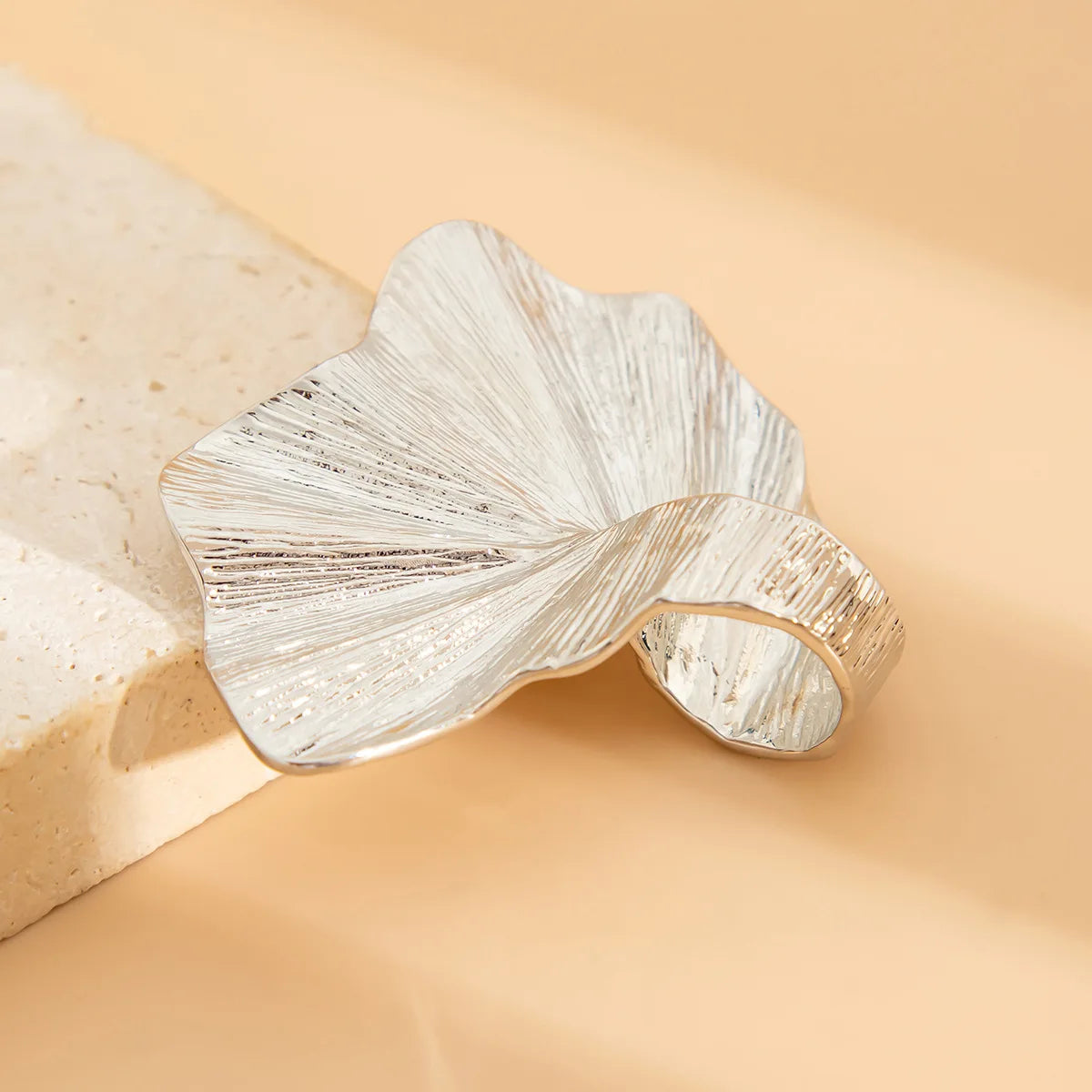 Ginkgo Leaf Ring for Women Men Fashiontrend Classic Metal Pleated Personality Leaf Fan-Shaped Finger Ring Punk Party Jewelry