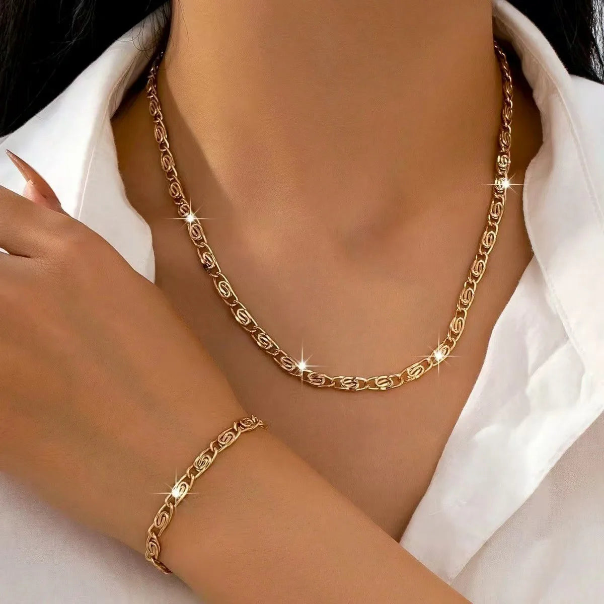A Set of Sexy and Casual Women's Necklaces and Bracelets, Fashionable, Personalized and Versatile Women's Jewelry Set