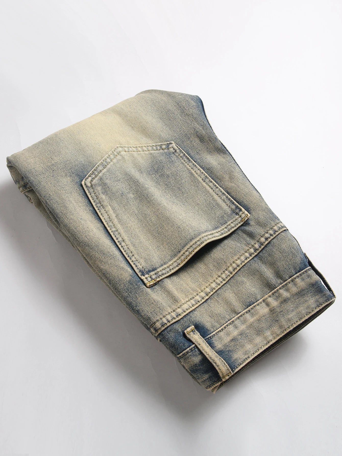 Men’s trendy street style straight-leg workwear non-stretch jeans.