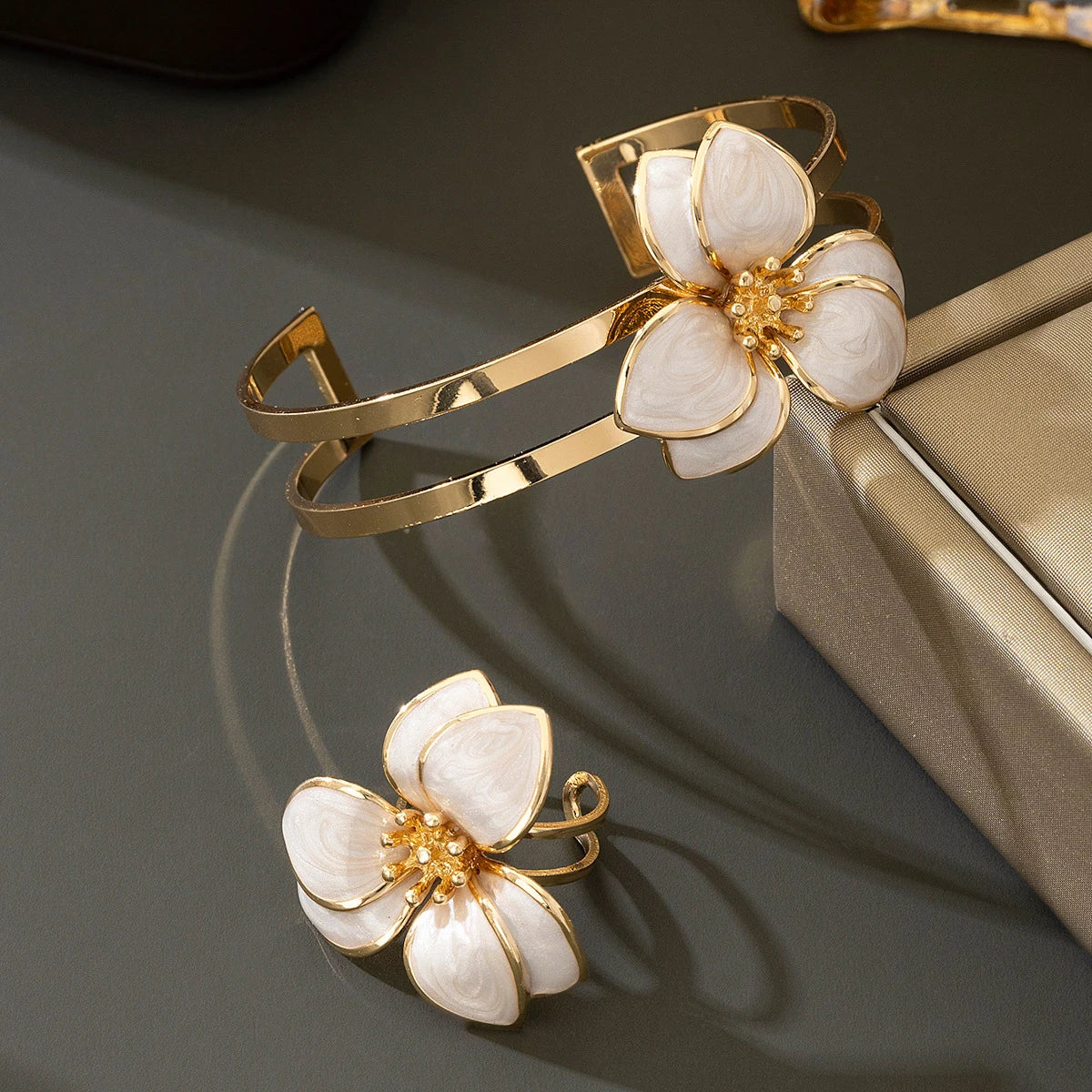 Elegant Jewelry Set for Women Wholesale Gold Color Ring Bangle Green White Enamel Flower Stud Earrings and Choker Necklace