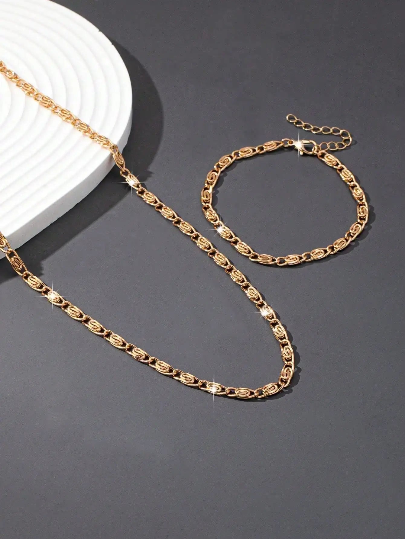 A Set of Sexy and Casual Women's Necklaces and Bracelets, Fashionable, Personalized and Versatile Women's Jewelry Set